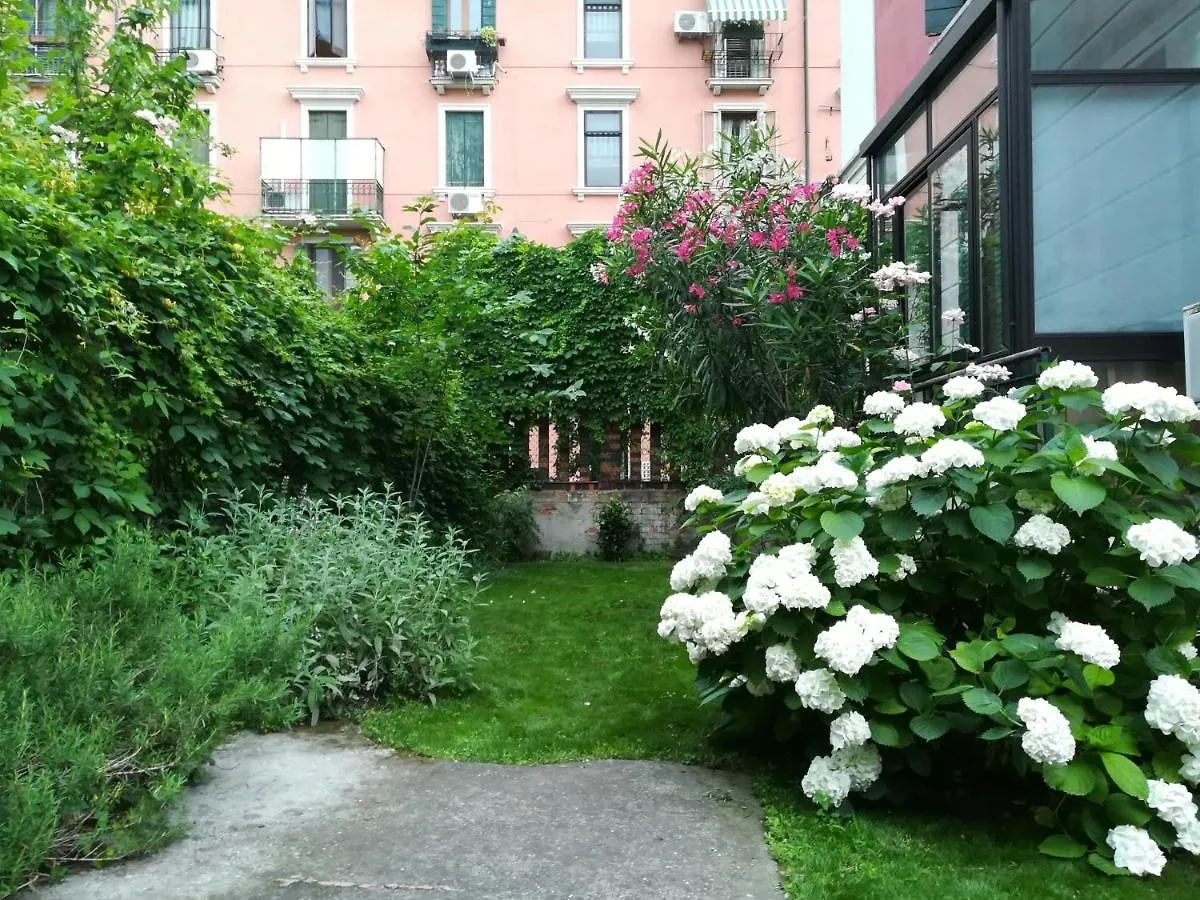 Accogliente Appartamento A Dorsoduro Con Giardino! البندقية 0*,
